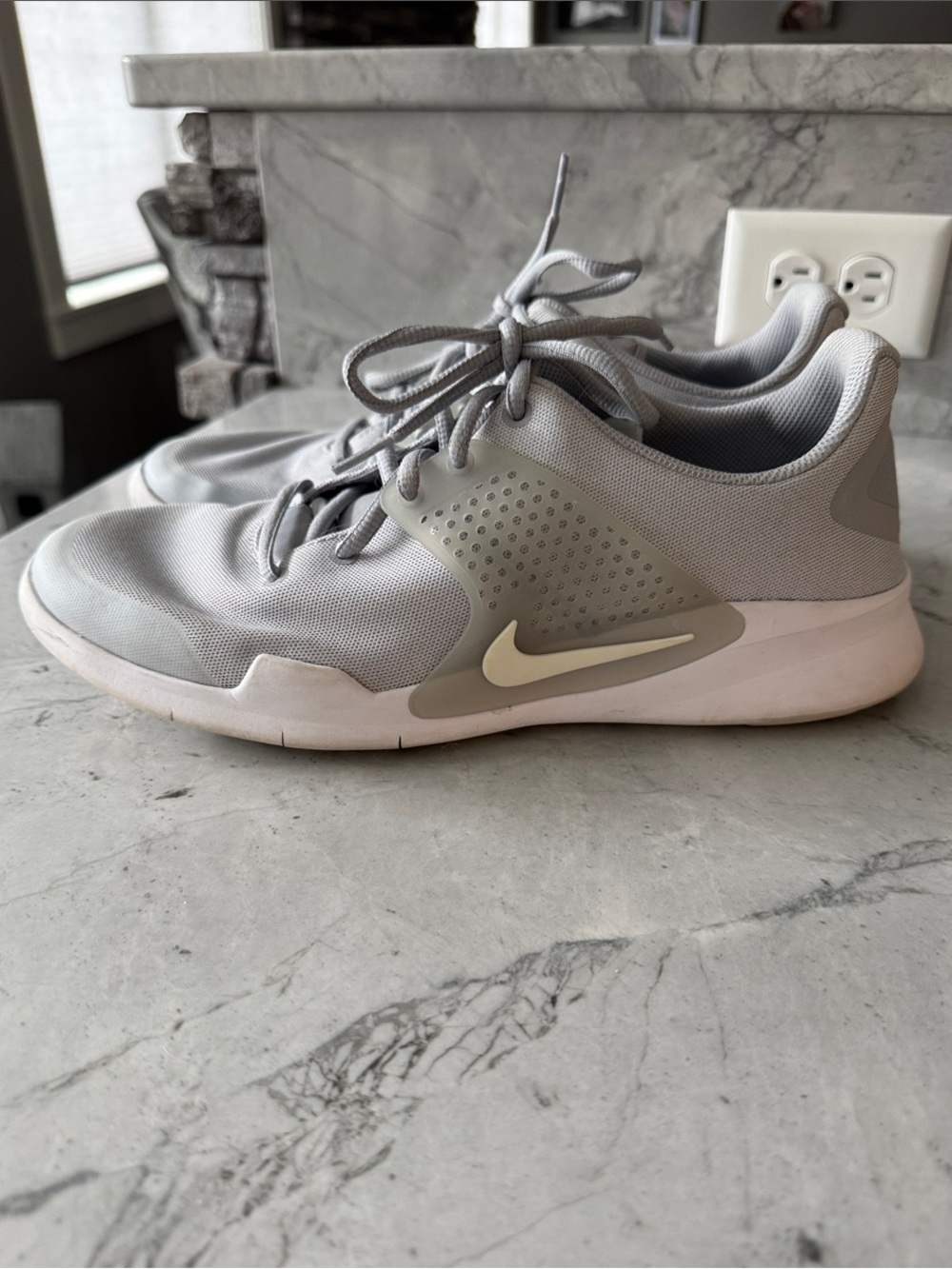 Nike Men’s ARROWZ Light Gray and WhitE-/Grey Sneakers Sz 10